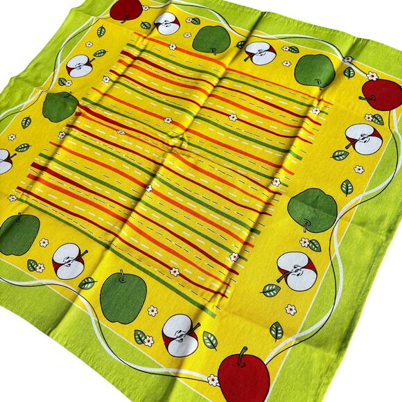 Made in Portugal Novelty Table Topper Tablecloth 27" square green yellow apples - Picture 4 of 6